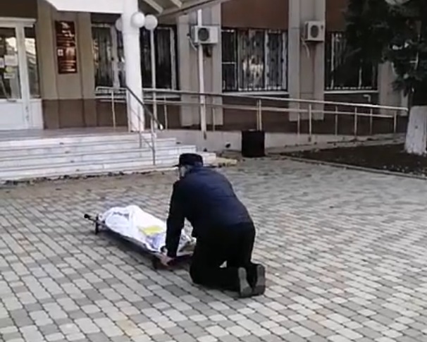 К зданию администрации Тимашевского района на носилках принесли тело умершей женщины