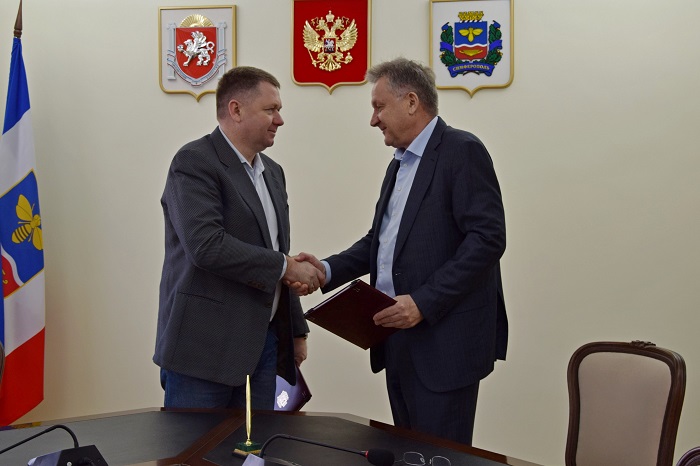 Новый мэр Симферополя Михаил Афанасьев сегодня официально приступил к работе