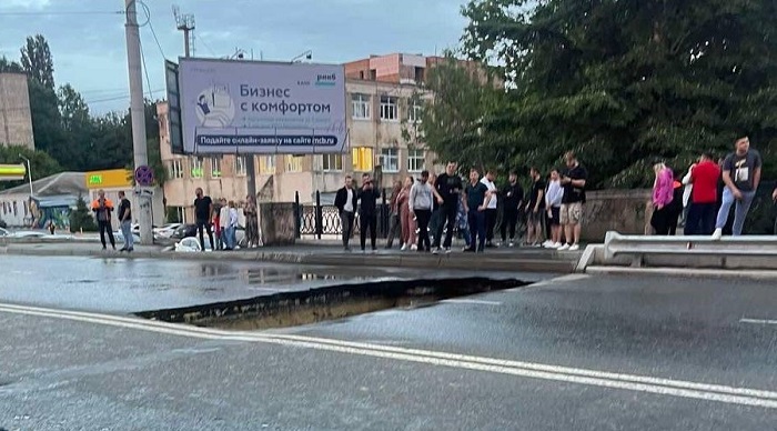 В Симферополе обрушилась часть моста через реку Салгир в результате сильных ливней