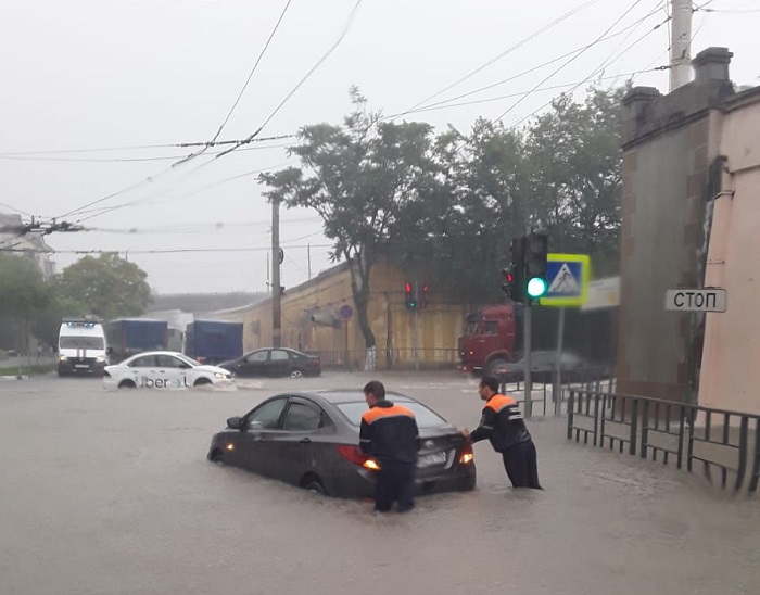 В Новороссийске из-за проливного дождя подтопило несколько улиц