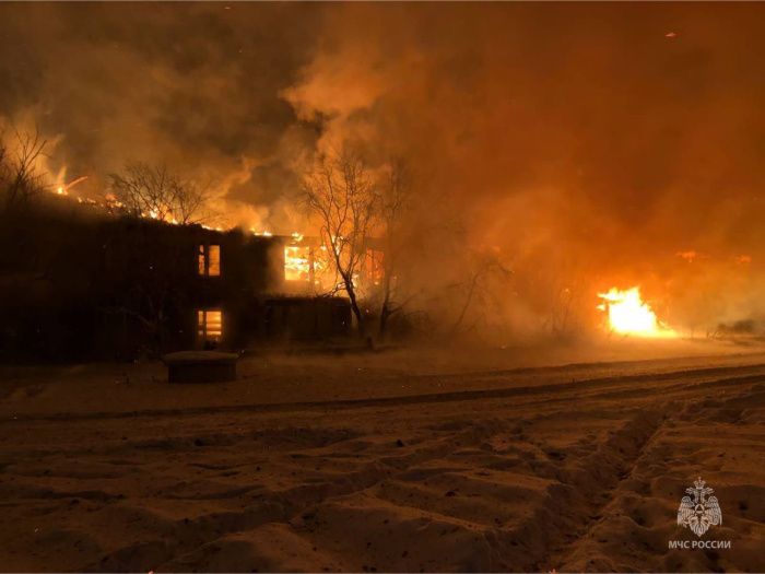 МЧС: три частных дома горят в Ростове-на-Дону