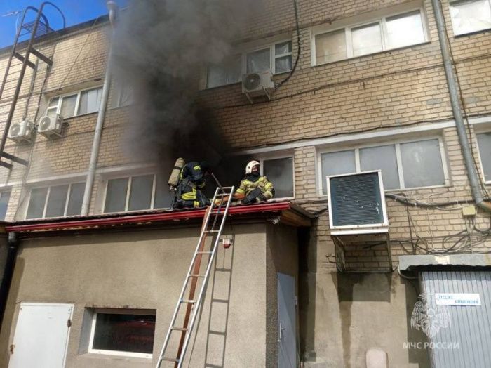 В результате пожара в ТЦ в Новошахтинске погиб спасатель В результате пожара в ТЦ в Новошахтинске погиб спасатель