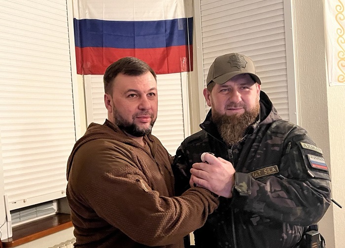 Глава ДНР Денис Пушилин вручил главе Чечни орден Дружбы в зоне боевых действий