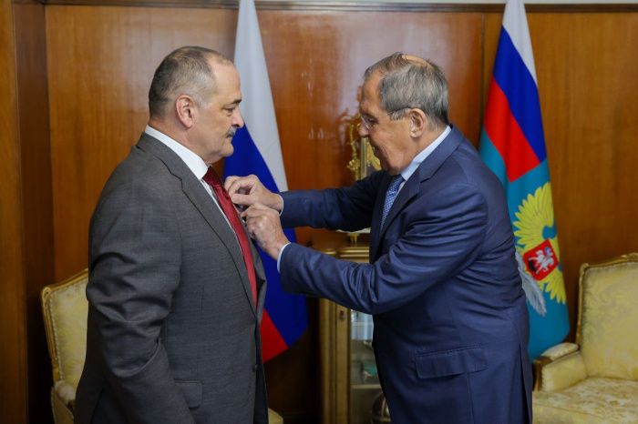 Сергей Лавров наградил главу Дагестана за развитие международного сотрудничества Сергей Лавров наградил главу Дагестана за развитие международного сотрудничества