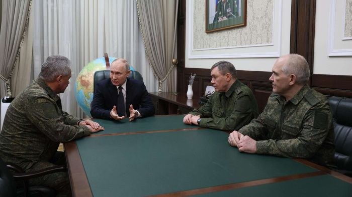 Владимир Путин изучил образцы военной техники в Ростове-на-Дону