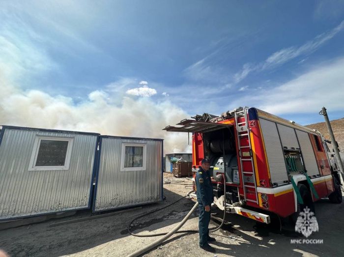 Огнеборцы МЧС России тушат крупный пожар в Ростове-на-Дону