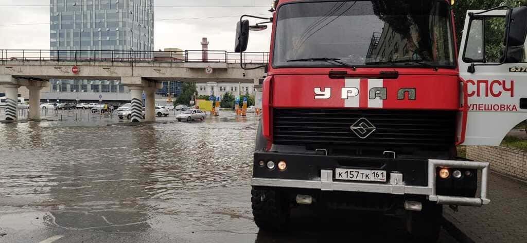 Из-за сильного ливня многие улицы Ростова оказались затопленными