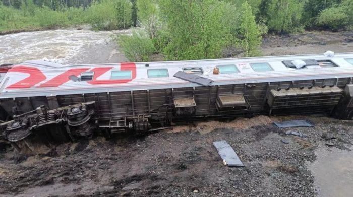 При сходе с рельсов поезда Воркута — Новороссийск погибли два человека