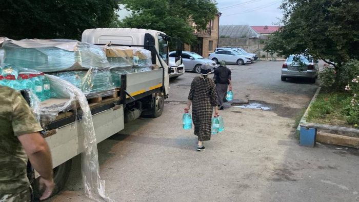 После массового отравления в Буйнакске для жителей организовали подвоз бутилированной воды