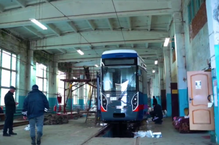Во Владикавказ доставили новый трамвай с usb-зарядками и телевизорами