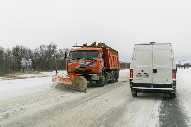 Дороги Волгоградской области очистили от последствий ночного снегопада