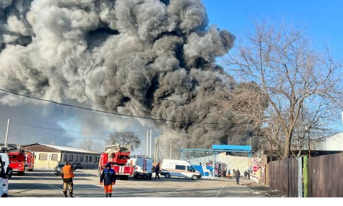 В Ростове крупный пожар на складе макулатуры