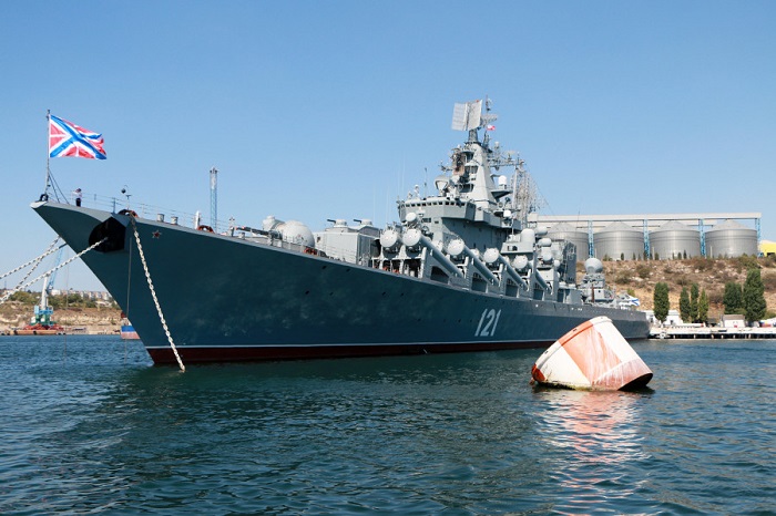 Пожар на ракетном крейсере «Москва» привел к взрыву, экипаж доставлен на берег