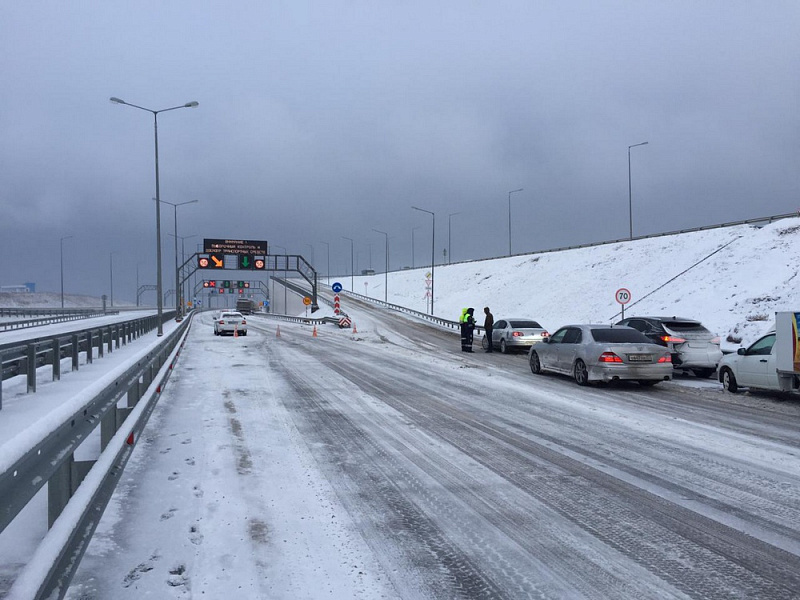 Рядом с Крымским мостом организовали пункты обогрева для водителей из-за снегопада