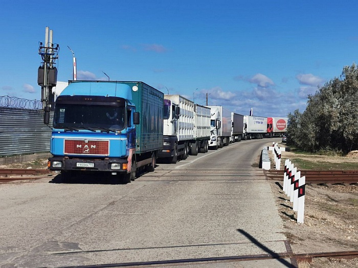 Более тысячи грузовиков стоят в очереди на Керченскую переправу