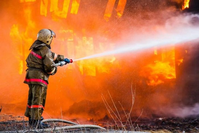 Пожары на складе прессованной бумаги и на пустыре тушили ночью в Краснодаре