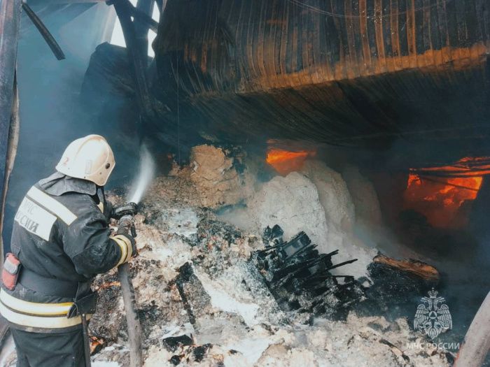 Под Ростовом произошел крупный пожар на складе с картоном