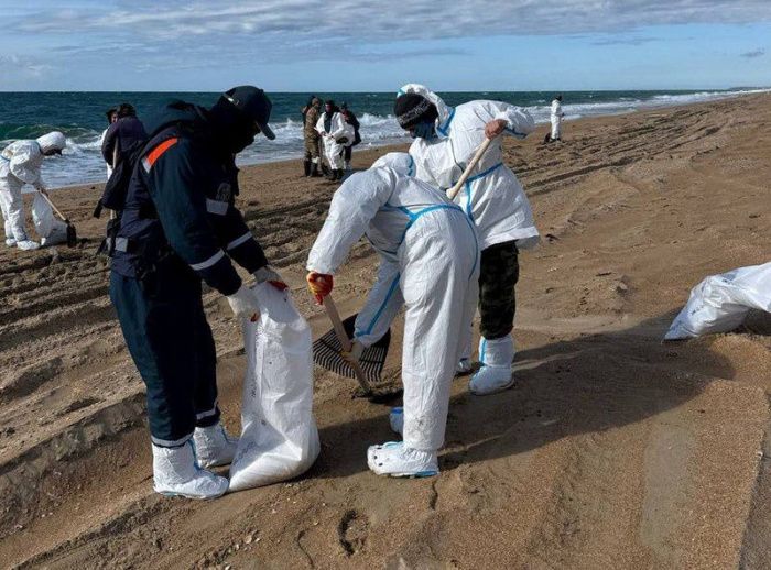 К ликвидации ЧС с разливом мазута в Анапе привлечены около 500 человек и более 50 единиц техники