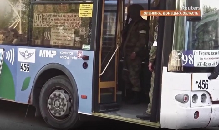 Пленных боевиков нацбатальона «Азов» вывозят из Мариуполя на ростовских маршрутных автобусах