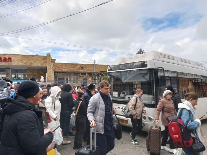 Пассажиров задержанных из-за урагана в Сочи поездов пересаживают на автобусы