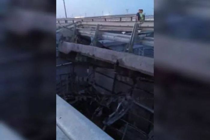 Движение на Крымском мосту остановлено из-за ЧП