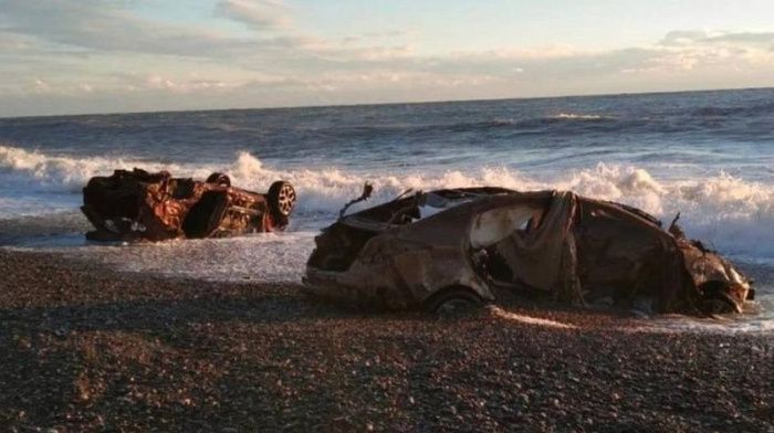 Два затонувших автомобиля выбросил на берег шторм в районе Сочи