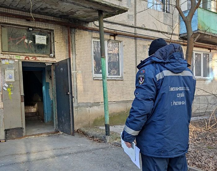 Спасатели навестили с внеплановой проверкой скандальный дом в Кривошлыковском в Ростове