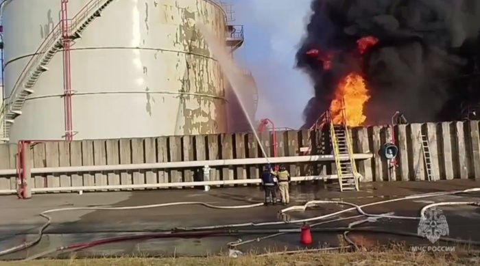 Пожар на нефтебазе в Ростовской области вспыхнул с новой силой на вторые сутки тушения