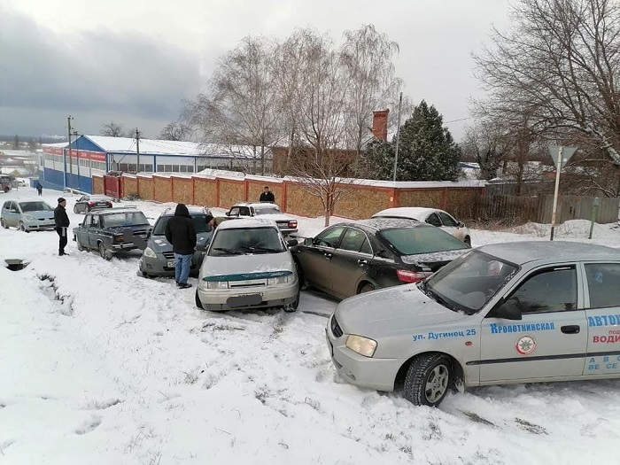 В Краснодаре из-за снега случилось 110 дорожно-транспортных происшествий