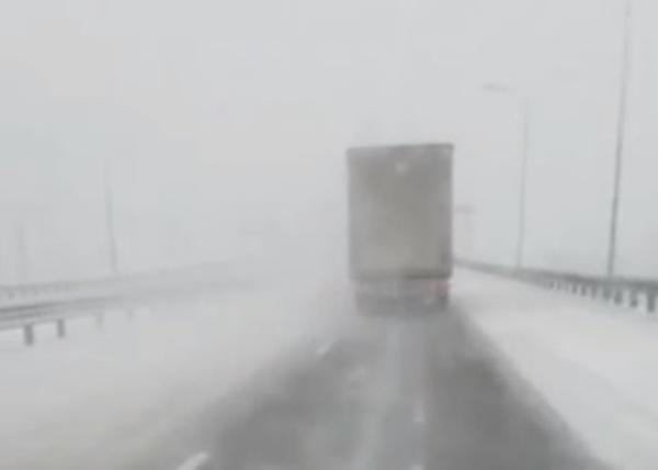 Снегопад обрушился на трассу М-4 «Дон» в Ростовской области