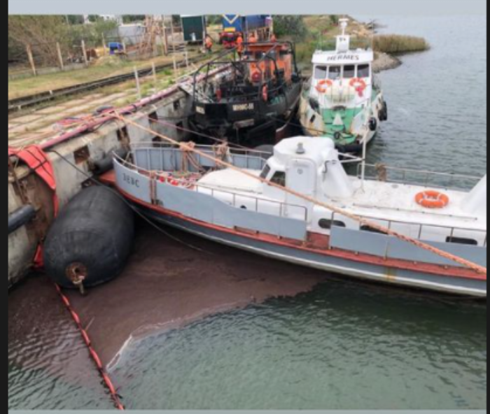 В порту Темрюка Росприроднадзор обнаружил разлив нефтепродуктов