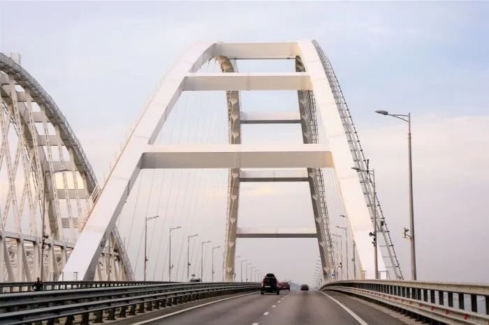 Досмотр автомобилей при въезде на Крымский мост ускорят перед Новым годом
