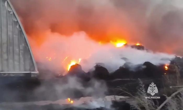 В промзоне Азова больше 10 часов тушат пожар на площади 5 тыс. кв. метров