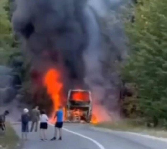 В Абхазии из горящего экскурсионного автобуса эвакуировались 40 пассажиров и водитель