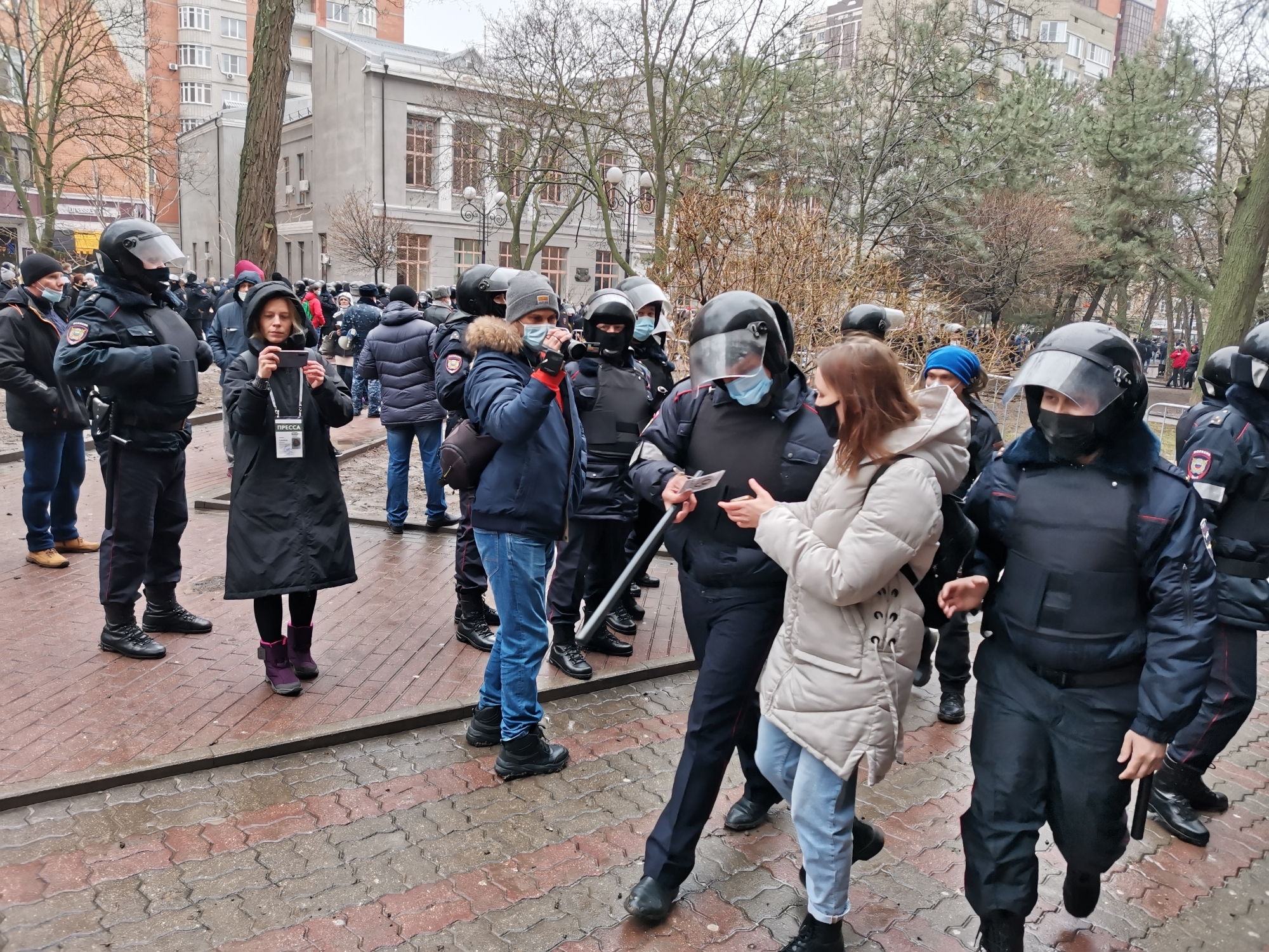 Порядка 50 человек задержали в Ростове во время несогласованной акции протеста в поддержку Навального