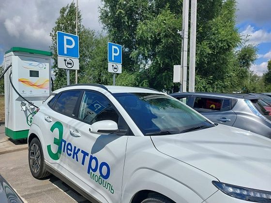 В Волгограде прошел автопробег в честь открытия 12 станций для зарядки электромобилей