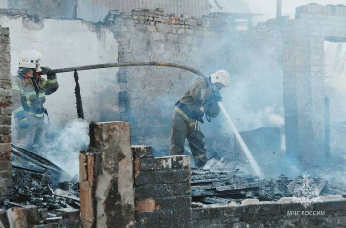 В Ростовской области огонь от ландшафтного пожара охватил семь жилых домов