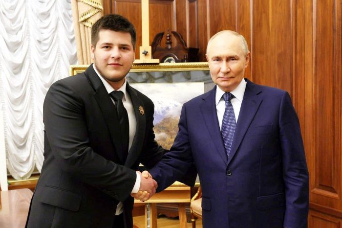 Владимир Путин поздравил Адама Кадырова со свадьбой Владимир Путин поздравил Адама Кадырова со свадьбой