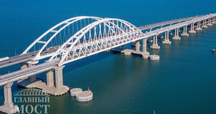 Перед Крымским мостом с обеих сторон скопились 1590 транспортных средств