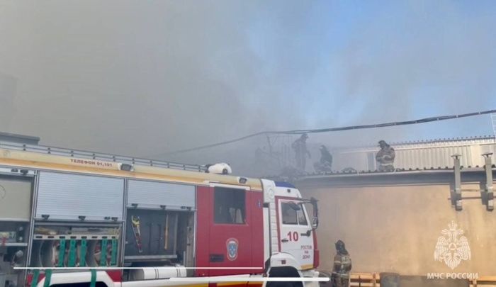 В Ростове-на-Дону при пожаре в мебельном цеху погибло три человека