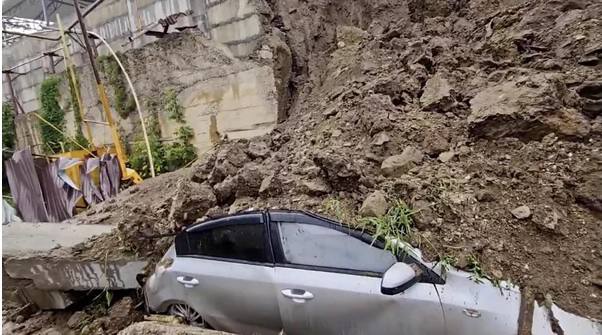 В Кисловодске обрушившаяся из-за дождей стена раздавила четыре автомобиля