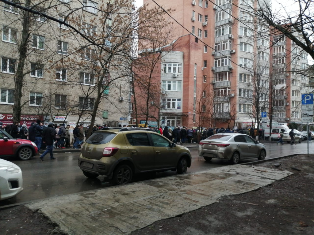 После несогласованной акции протеста в Ростове задержали почти 100 человек