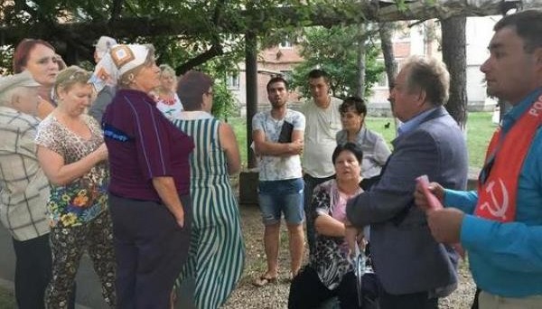 В Краснодаре депутат КПРФ «размножил» людей на фотоотчете встречи с избирателями