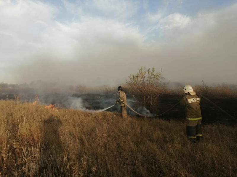 В двух районах Ростовской области тушат крупные пожары