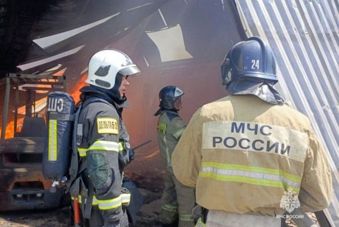 В Ростовской области в результате крупного пожара на складе пострадал человек