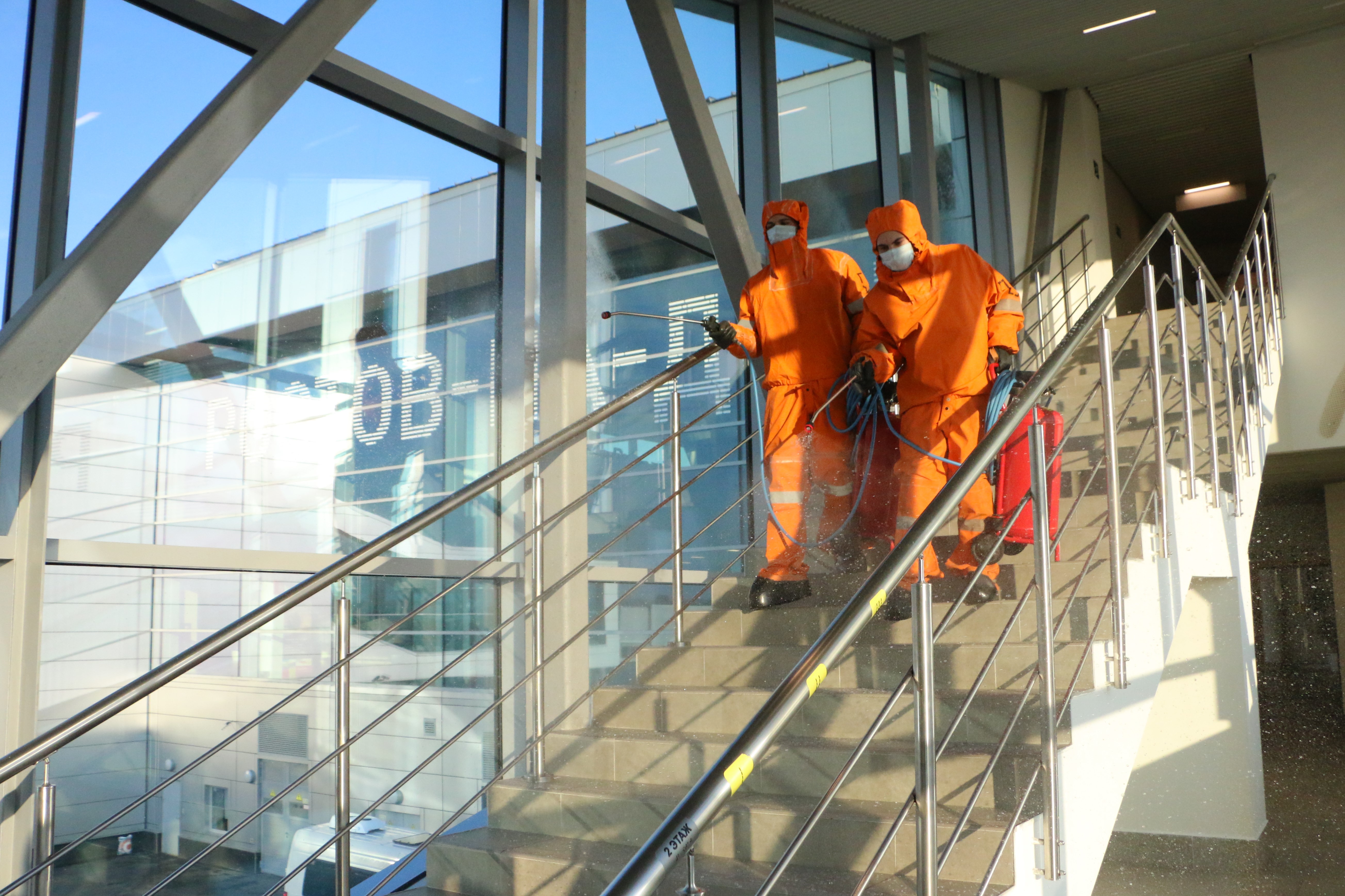 Химики-спасатели обработали пассажирский терминал аэропорта Платов