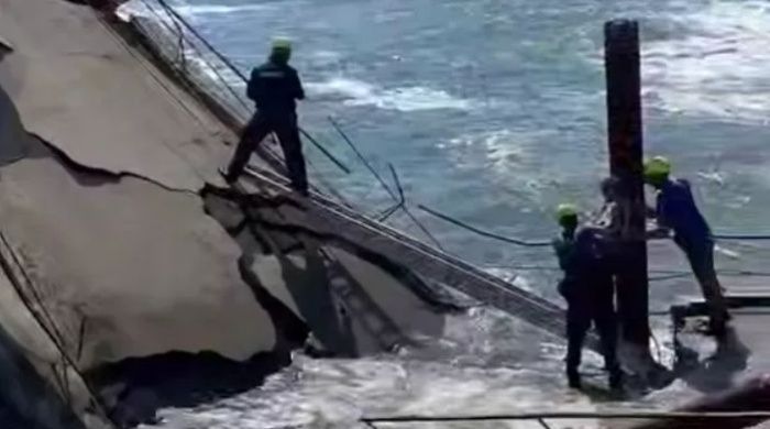 В Алуште с обвалившегося причала спасли 4 рыбаков