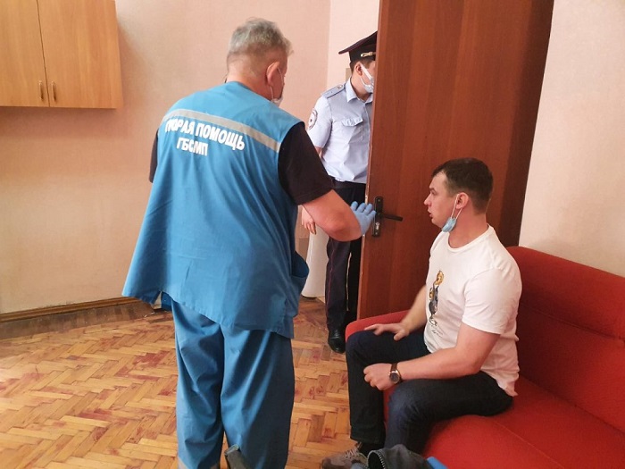 Член участковой избирательной комиссии Евгений Крашенников, которого госпитализировали в Ростове в БСМП прямо с избирательного участка, продолжает оставаться в больнице