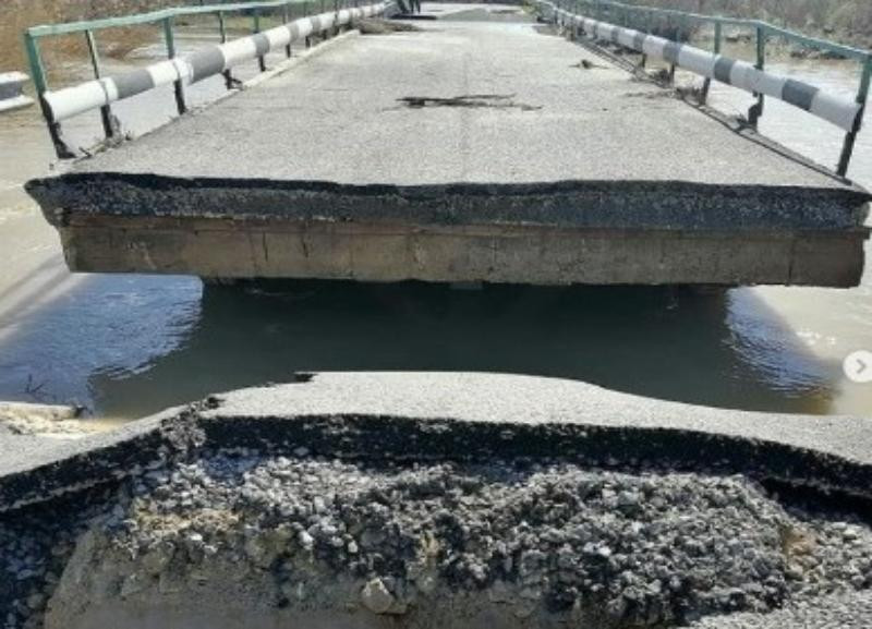 Сильный паводок разрушил автомобильный мост в одном из районов Волгоградской области