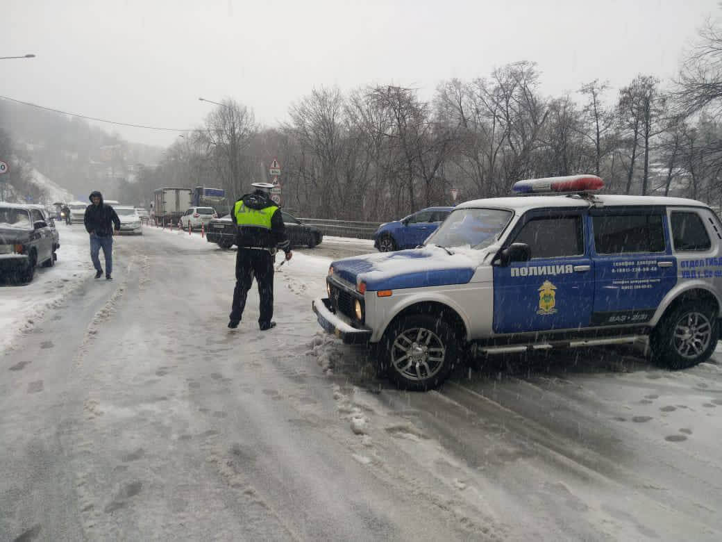 Проезд для автомобилей через Мамайский перевал в Сочи ограничили из-за снегопада